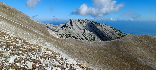 grimpant la cime Vihren et la cime Kutelo